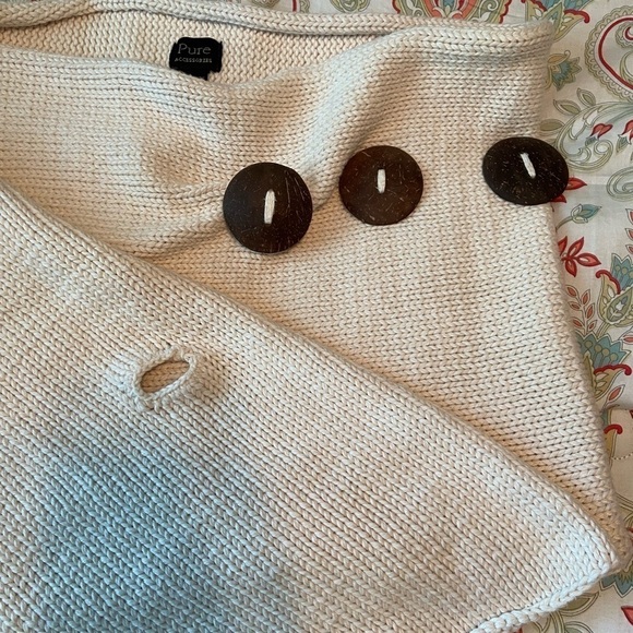 Pure chunky knit scarf/shawl with 3 button options - Picture 4 of 4